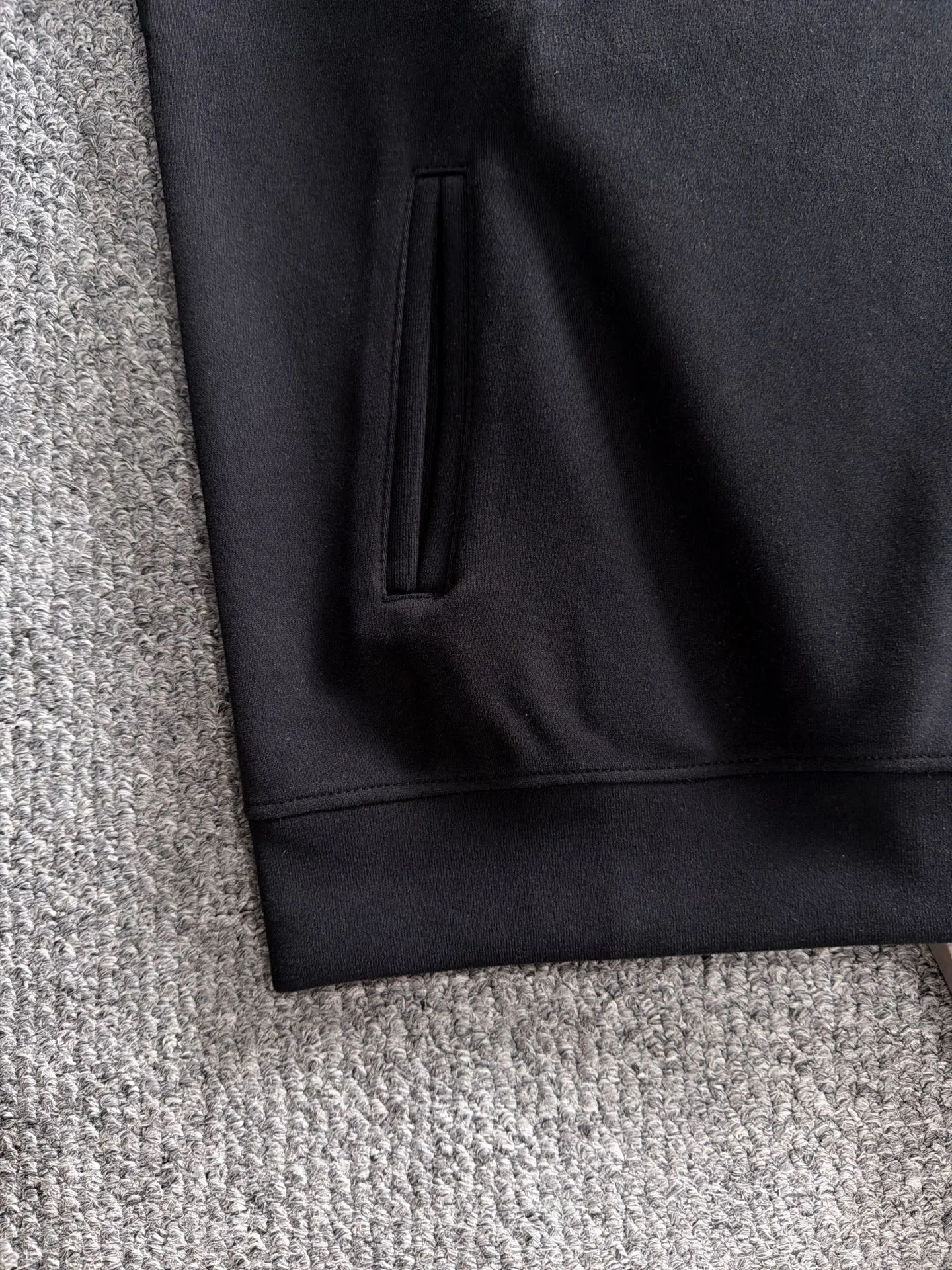 Exclusive launch in Paris of 2026 autumn and winter New Arrival sweatshirts for men and women. Many stars have the same style. Craftsmanship that cannot be replicated by ordinary small workshops. We are not afraid of any challenges in terms of materials, detail restoration and craftsmanship, just to provide you with wonderful products. Compare the top Original versions at will. No expense is spared just to make it better. Unique imported fabric feel. Purely imported German machine production. Precision operation. Thousands of needles density. Complete set of New Arrival accessories with three standards. Versatile fashionable upper body. A perfect choice for autumn and winter. A must-have item. Sizes: M-3XL (please state your height and weight when placing an order)